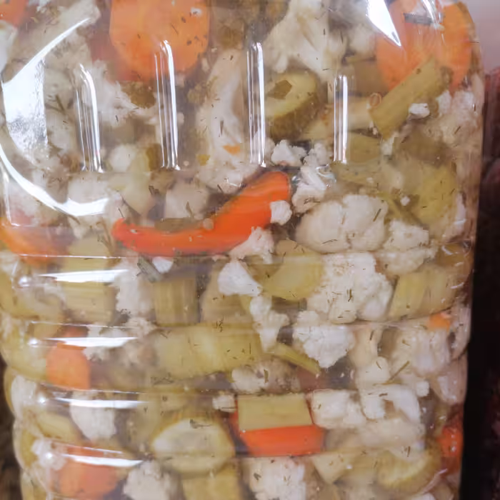 مخلوط شور، گل کلم، خیار، هویج، سیر. کرفس   نمک و سرکه، و سبزیجات معطر 