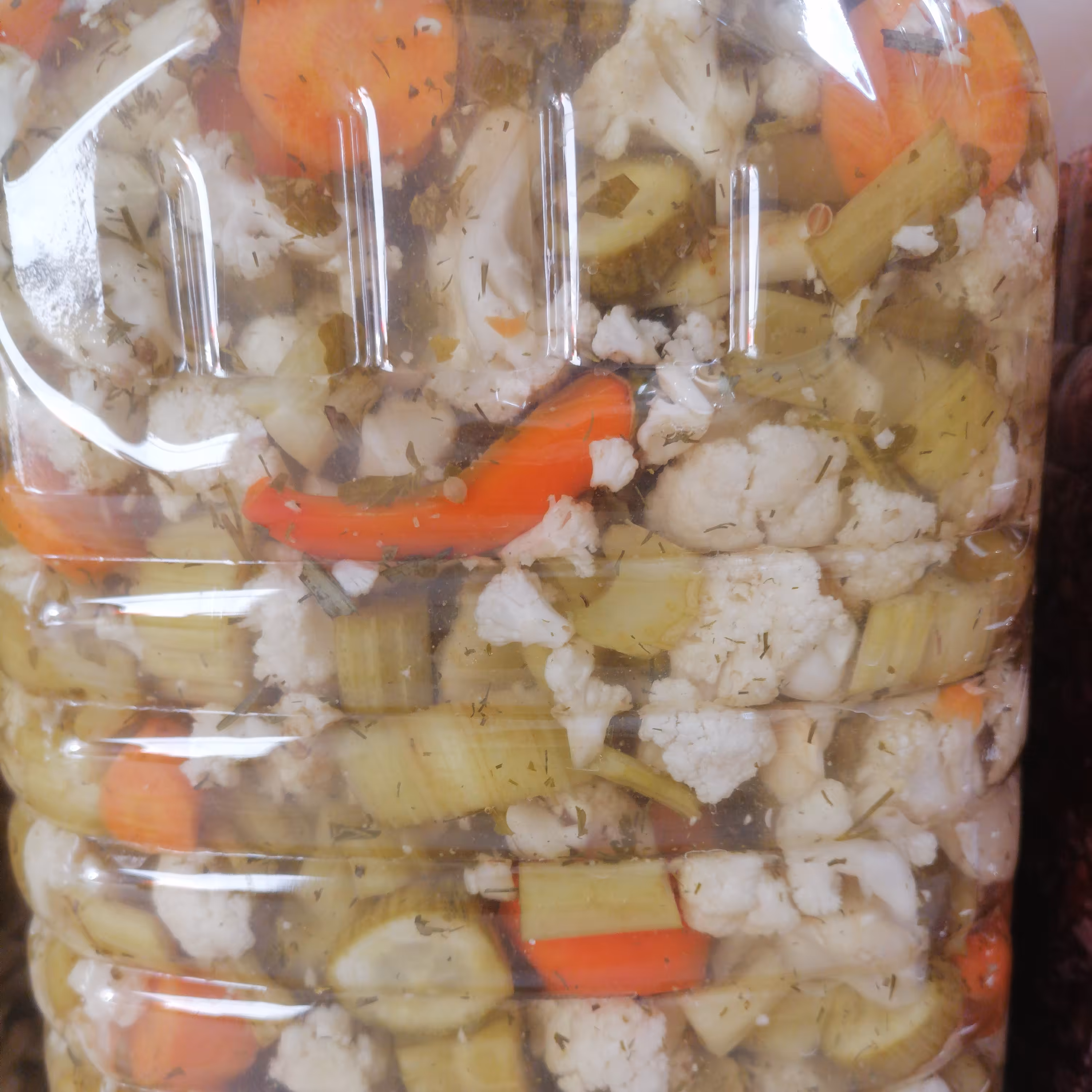 مخلوط شور، گل کلم، خیار، هویج، سیر. کرفس   نمک و سرکه، و سبزیجات معطر 