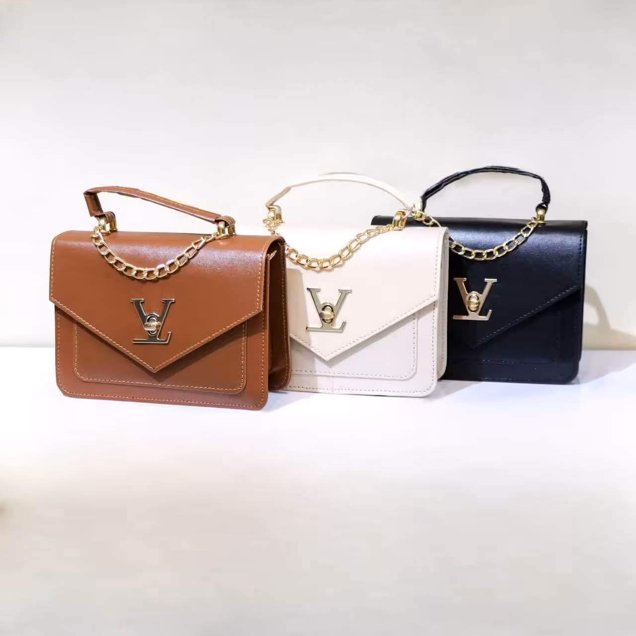 کیف دوشی جذاب و خاص طرح ال وی