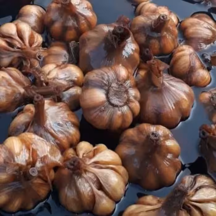 سیر ترشی 4 ساله ،گرما ندیده(پخته نشده) محصول بومی شهرستان،سیر ترشی بدون کارامل یا هرگونه مواد افزودنی دیگر میباشد