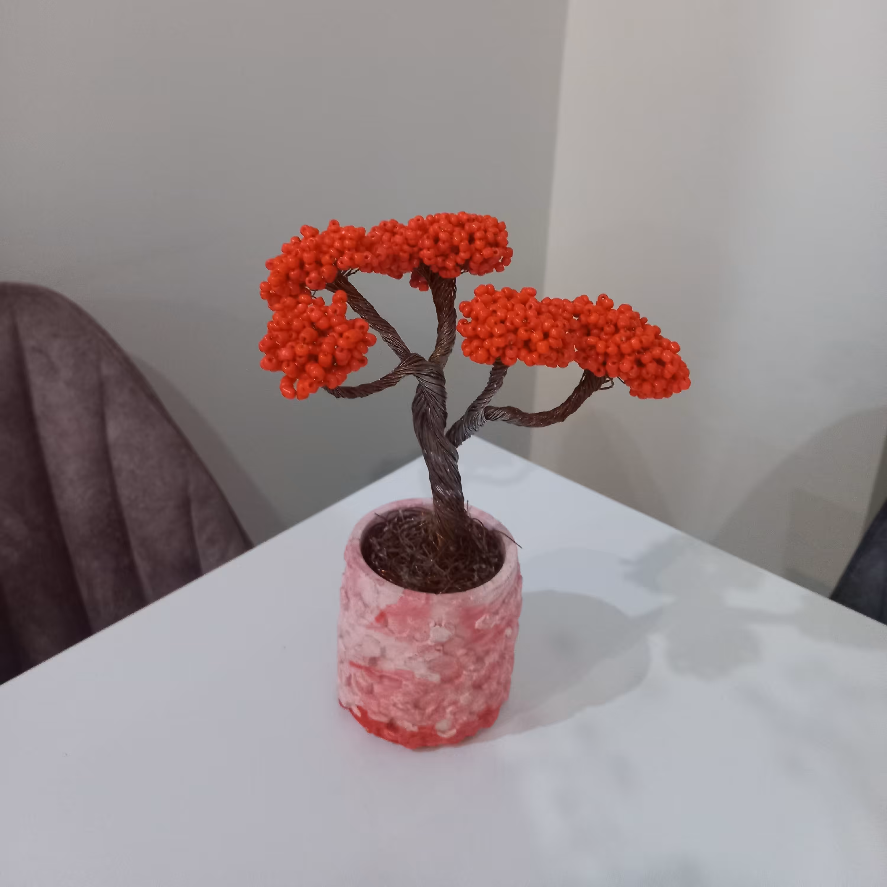 گلدان دکوری مرواریدی به همراه گل تزئینی طرح افرای سرخ