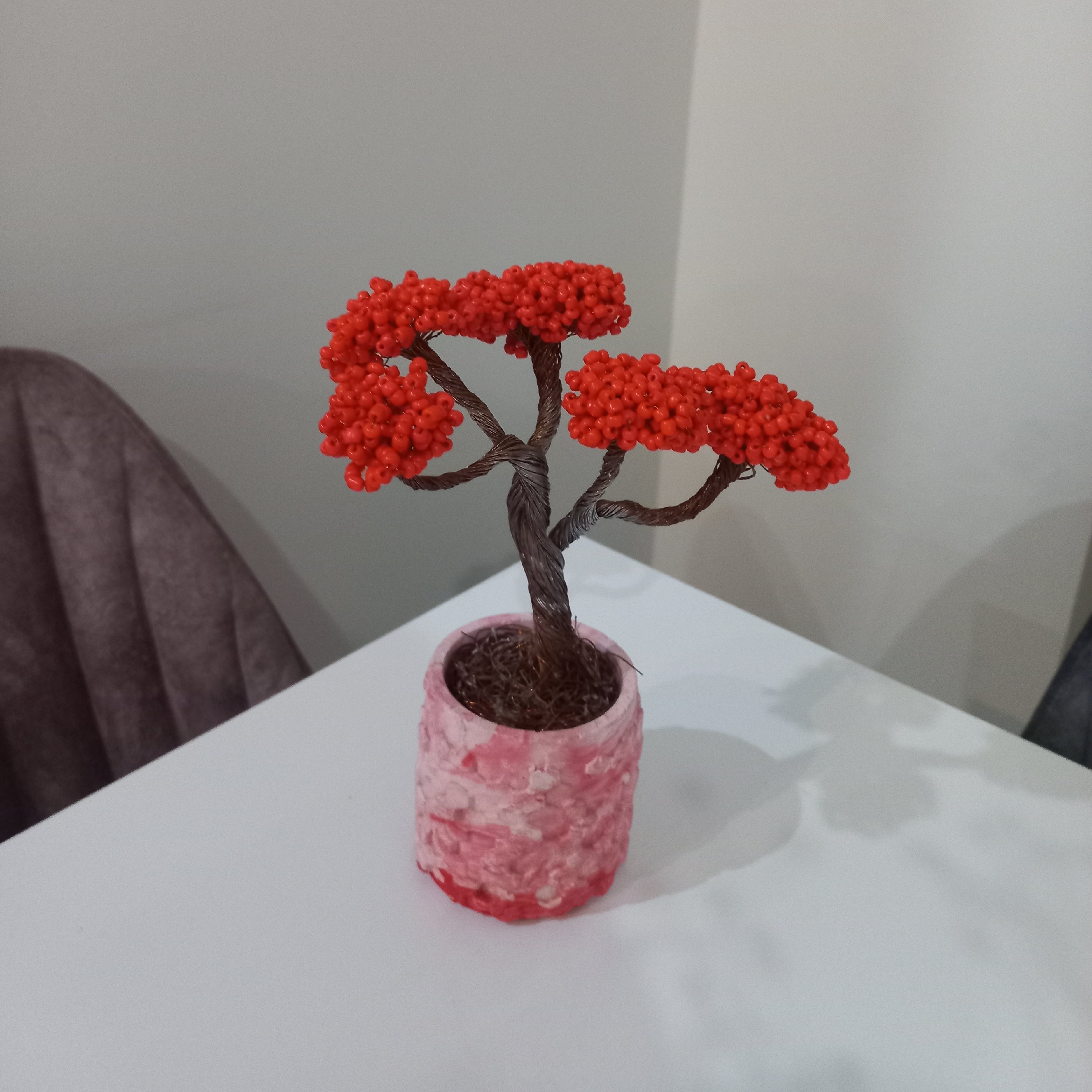 گلدان دکوری مرواریدی به همراه گل تزئینی طرح افرای سرخ