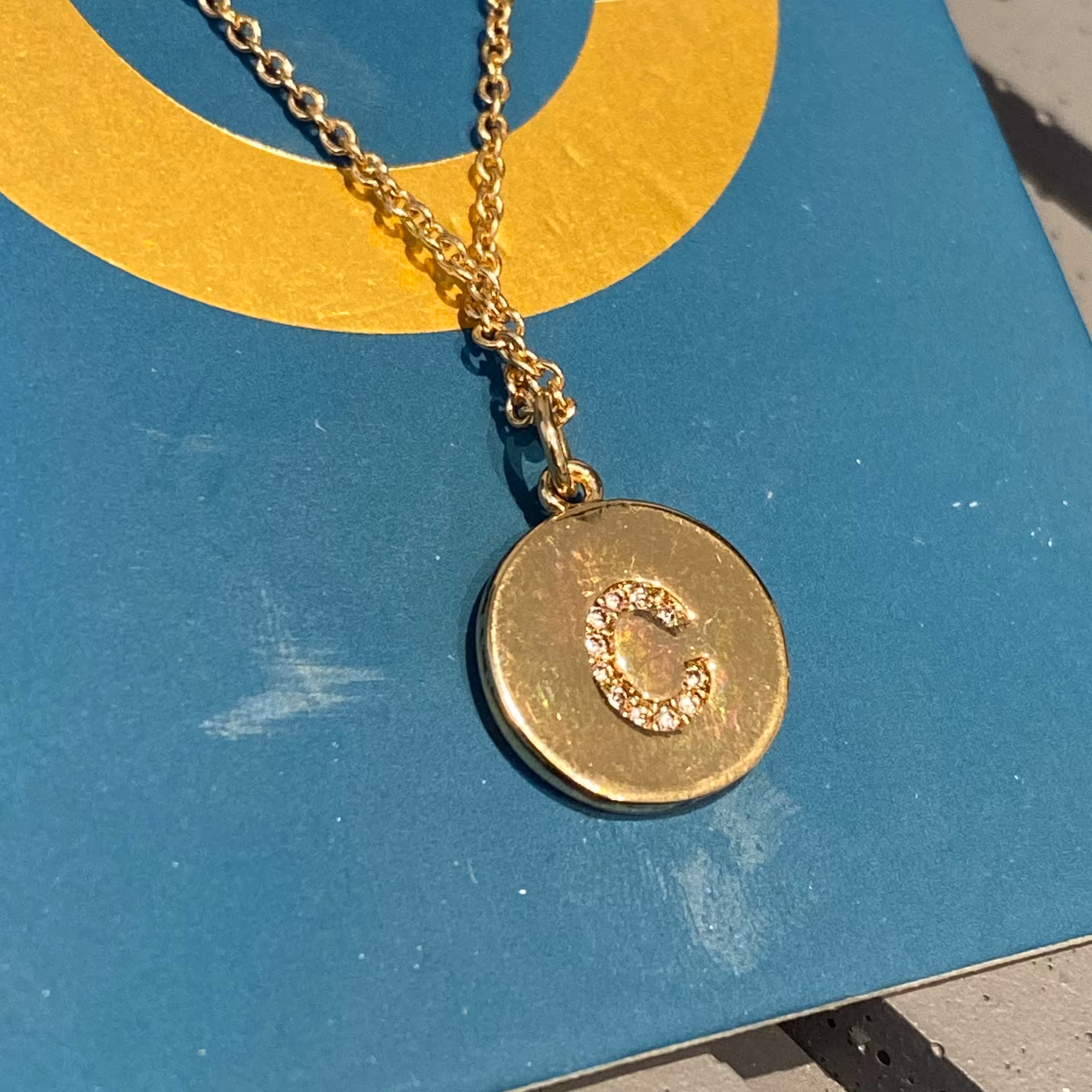 گردبند گلدپلیت بسیار زیبا وارداتی با حرفC 