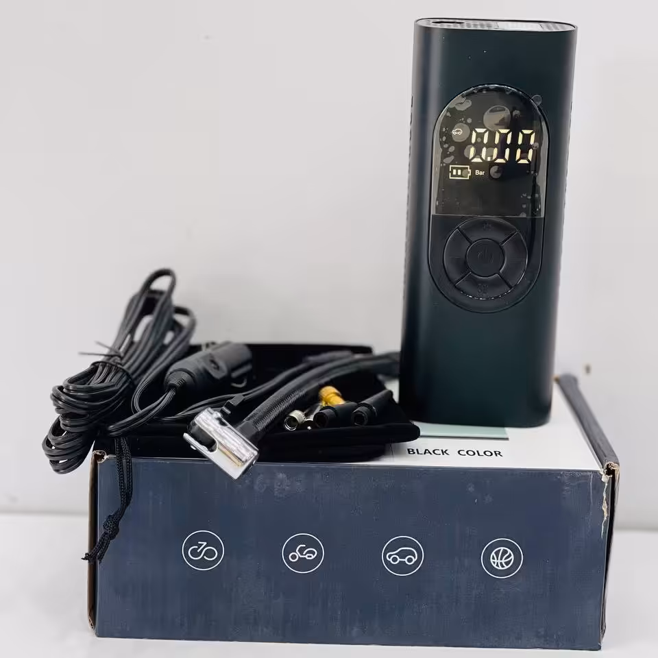 پمپ باد شارژی شامل پاور بانک و چراغ اضطراری.