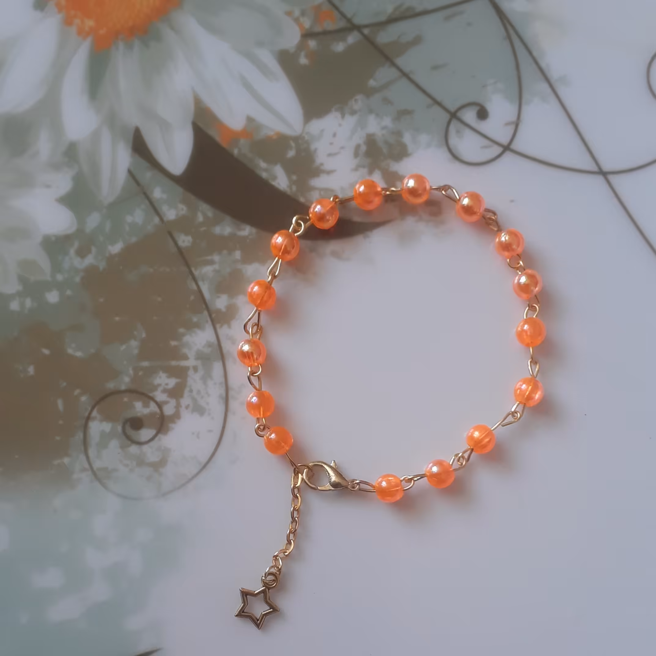 دستبند رنگی با زنجیر طلایی رنگ ثابت ضد آب وزن تقریبا 10 گرم مناسب هر سایزی بخاطر زنجیر انتهای کار