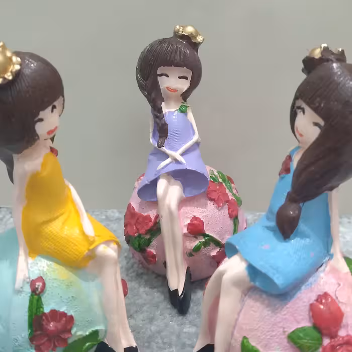 مجسمه دختر  نشسته روی چمن   کد1001 در سه رنگ متفاوت و جذاب 