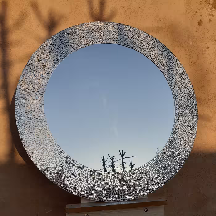 قاب آینه گرد قطر 70 .آینه کاری شده 10 سانتی.سفید .کاردست .خیلی براقه .