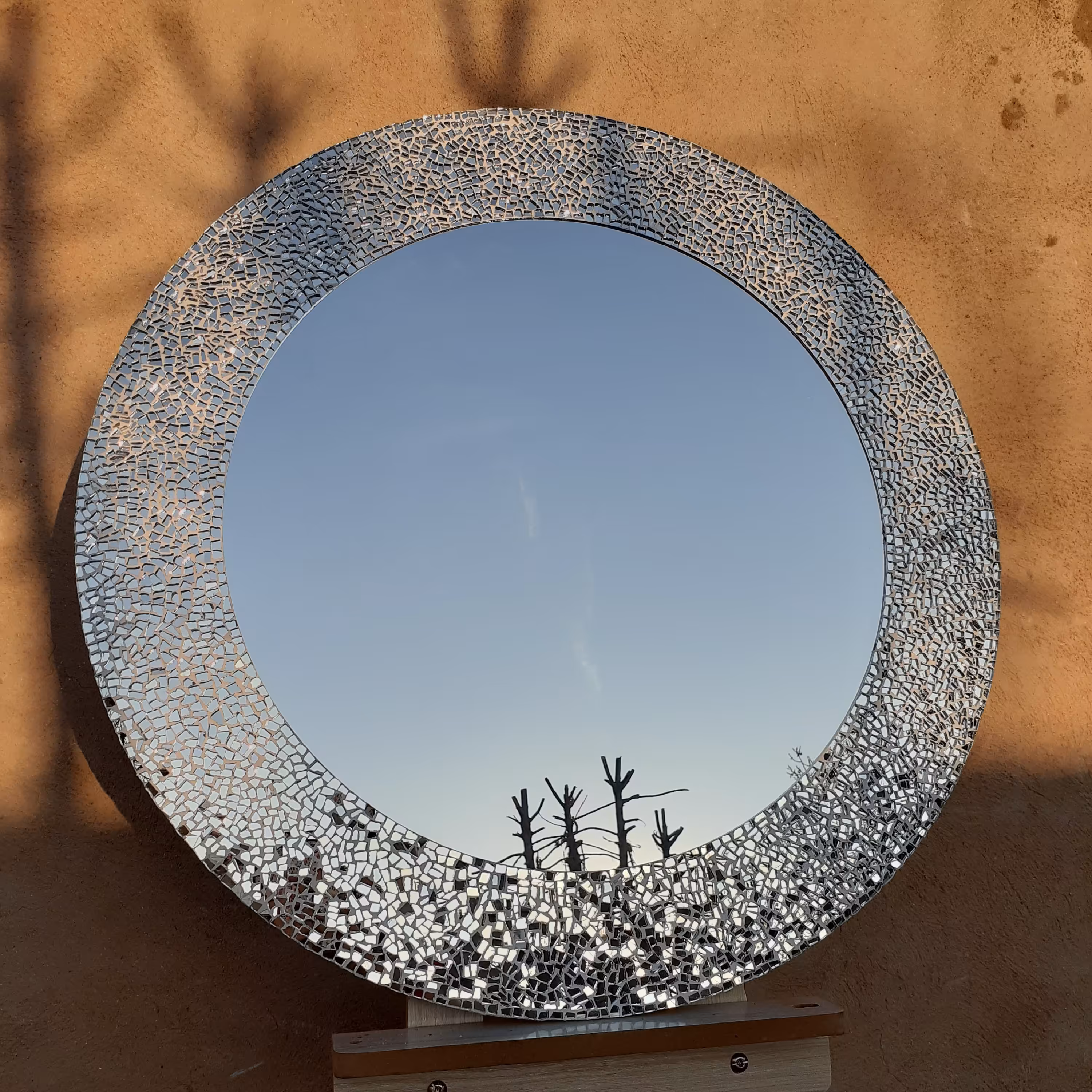 قاب آینه گرد قطر 70 .آینه کاری شده 10 سانتی.سفید .کاردست .خیلی براقه .