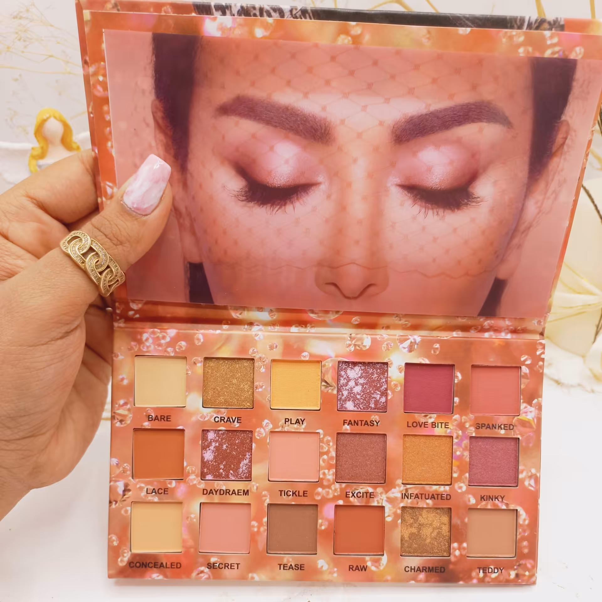 پالت سایه چشم 18 رنگ هدا بیوتی HUDABEAUTY ( جلد قرمز )

