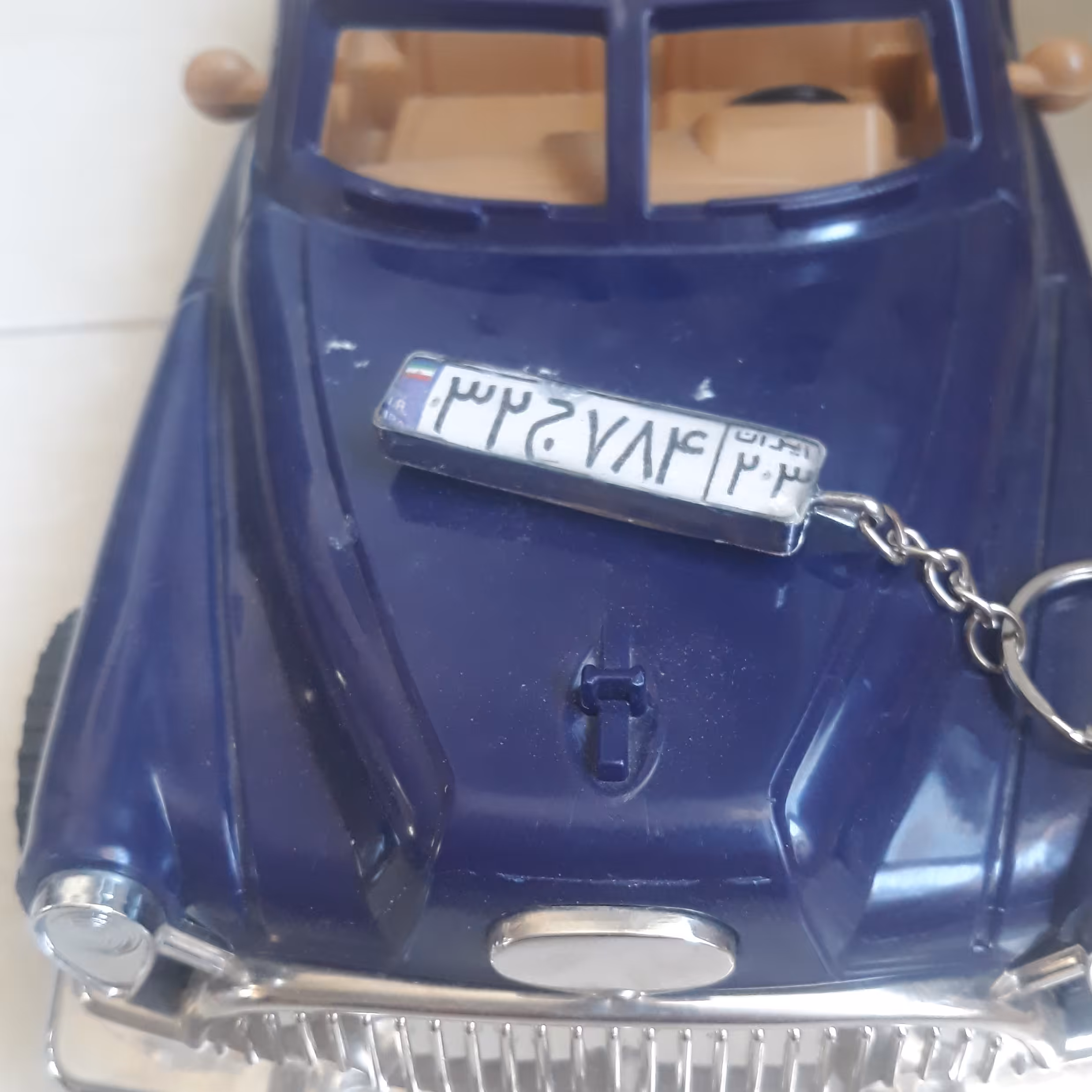 سرکلیدی پلاک ماشین عکس از پلاک ماشین از شما ساخت پلاک رزینی از ما  پلاک دو طرفه است یک طرف شناره پلاک طرف دیگه متن یا ..