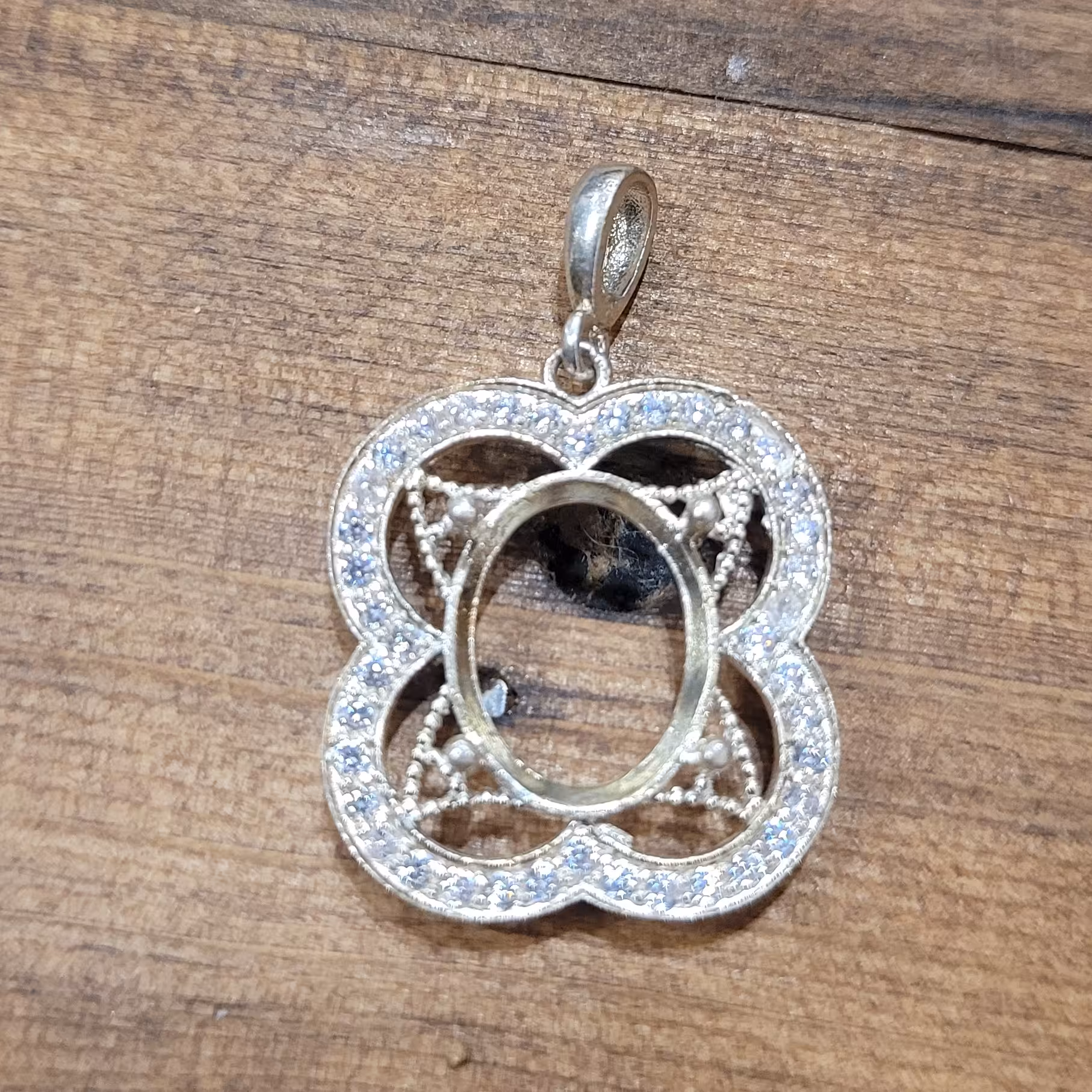 تو گردنی نقره خام     