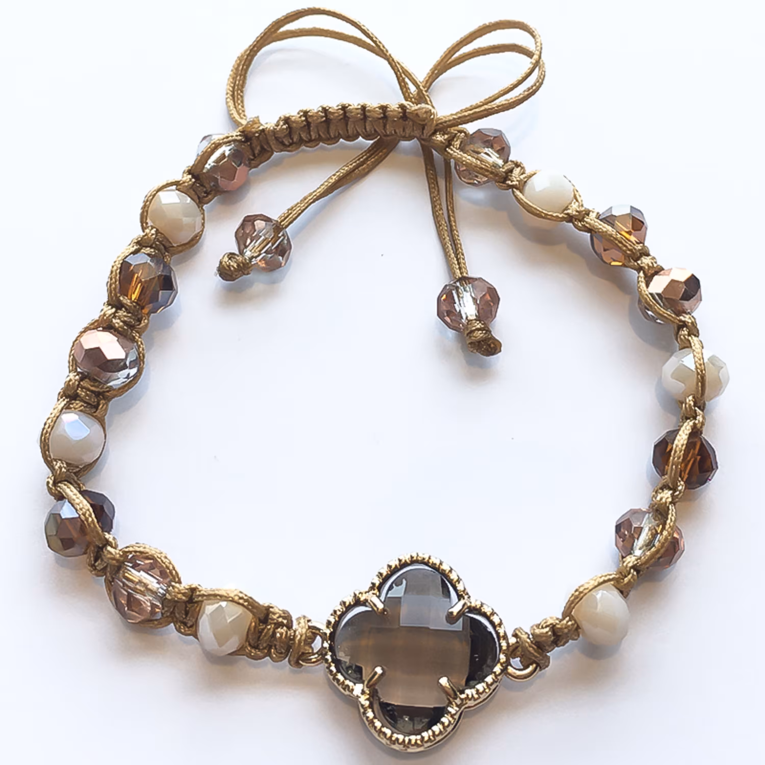 دستبند مدل نایت  کریستال با تناژ کرم و قهوه ای و بافت منحصر به فرد بین مهره ها همچنین پلاک طرح ونکلیف کریستالی شفاف تراش