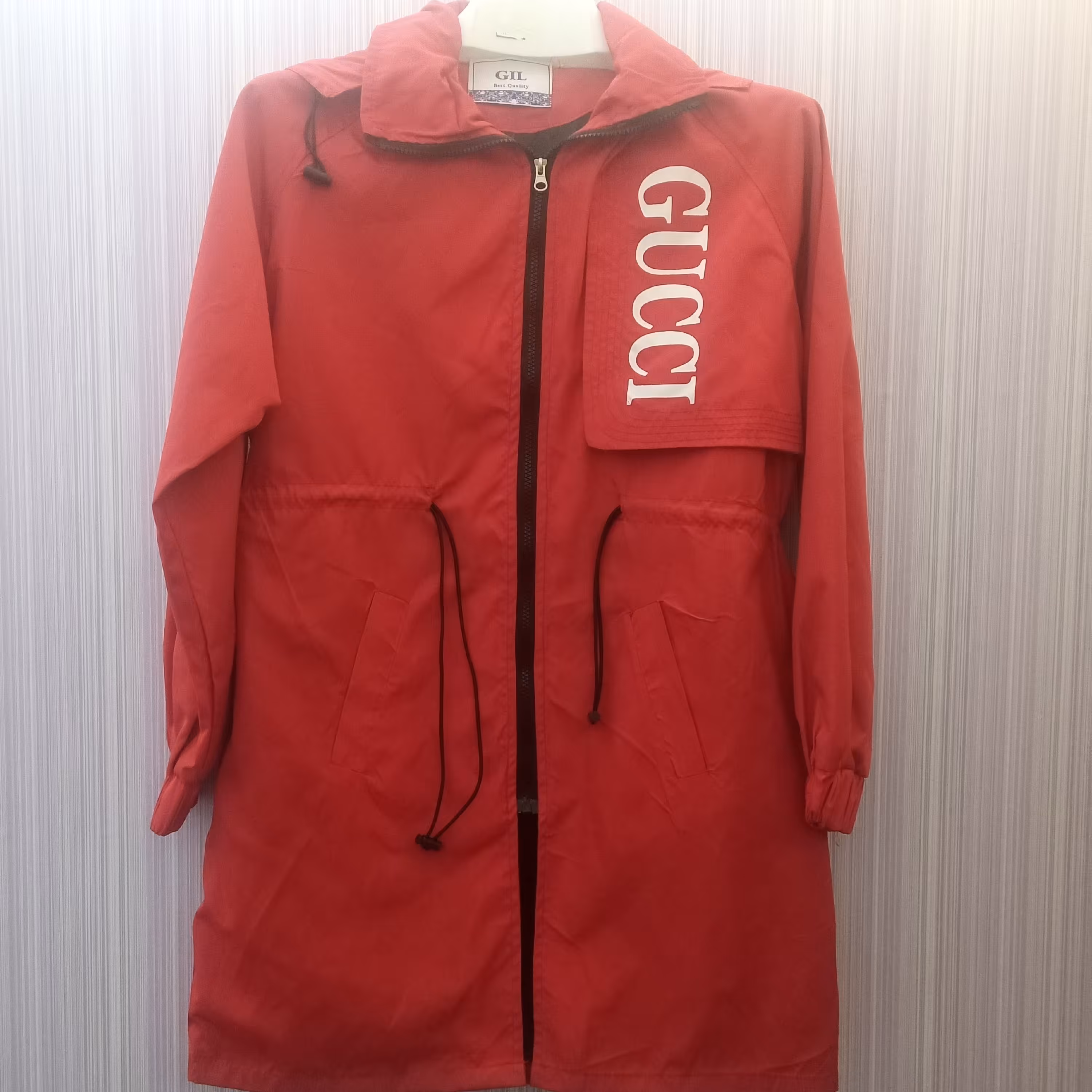  بارانی کلاه دار داخل آستر داره. ضد آب  سایز 40 تا 46 . مدلهای دیگه هم موجوده تا سایز 54 هم میشه 