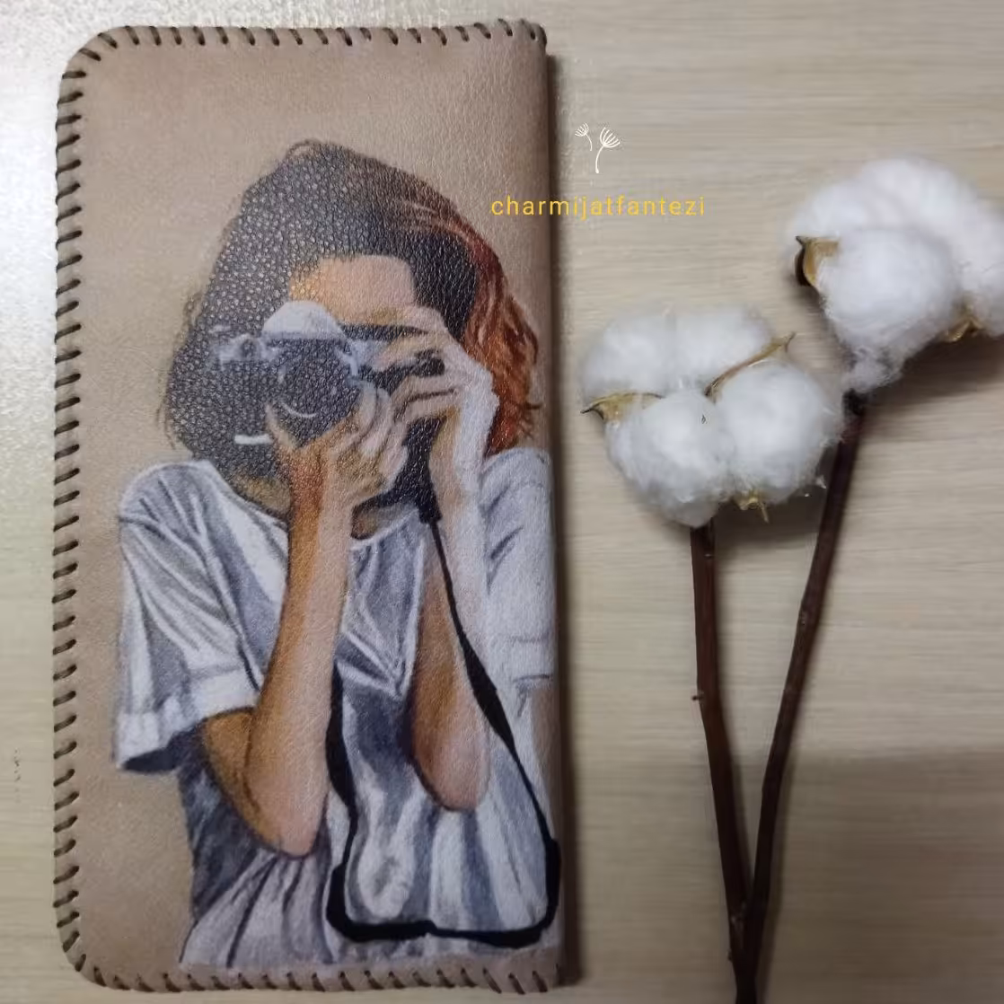 کیف پول طرح دخترک عکاس  