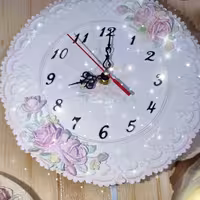 ساعت دیواری فانتزی گلدار 23سانت دررنگ دلخواه بهمراه پاندول تزیینی