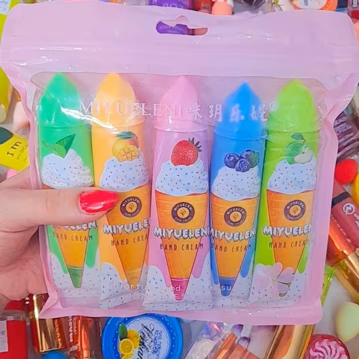 کرم مرطوب کننده و نرم کننده و آبرسان دست فانتزی