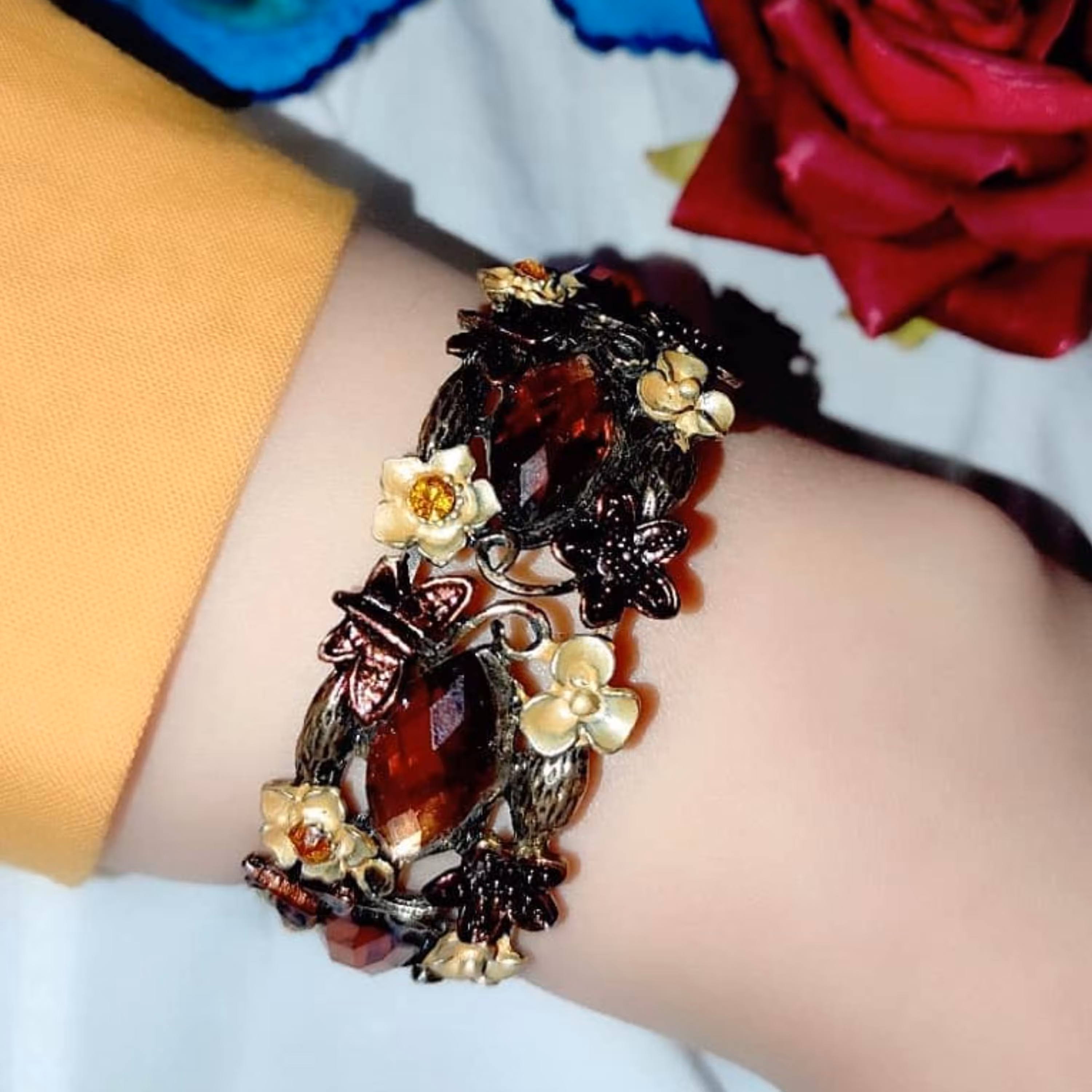 دستبند طرح خاص نگین دار 