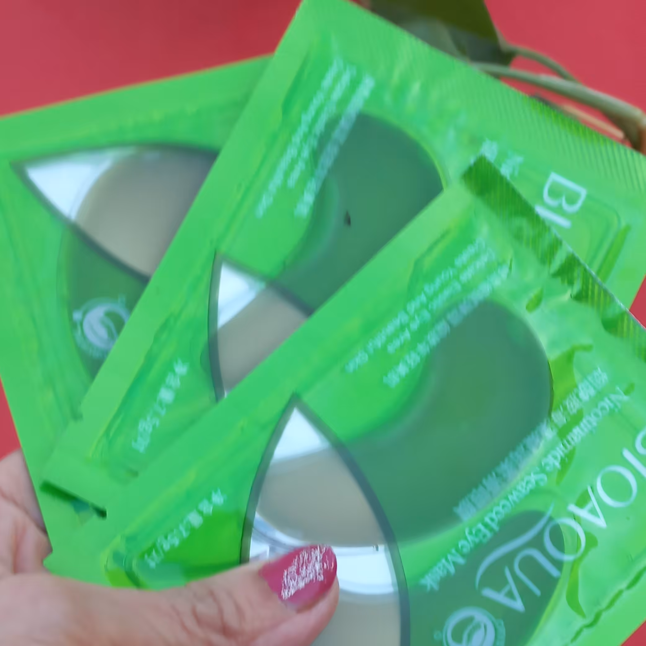 پچ ورقه ای زیر چشم  خاصیت اب رسانی دارد از چین وچروک وتیره گی اطراف چشم جلوگیری میکندباعث شادابی چشم میشود 