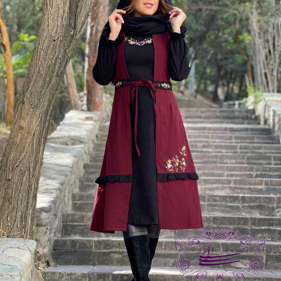 ست دو تیکه پیراهن و سارافون به همراه کمربند گلدوزی شده مدل کاترینا