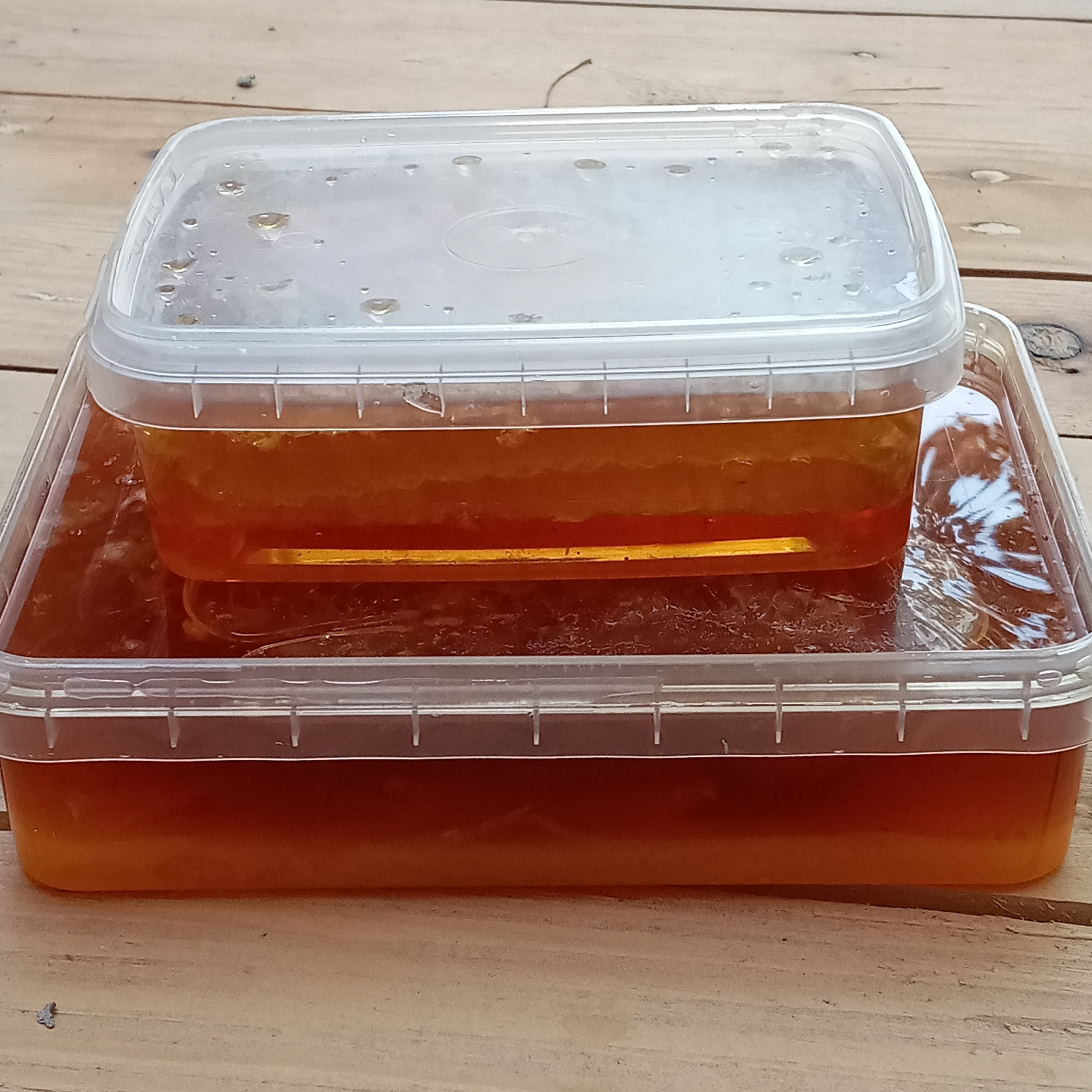 عسل موم دار