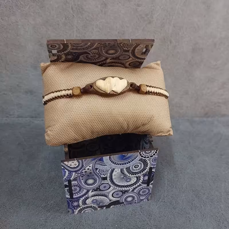 دستبند چوبی کار دست بسیار شیک و خاص بافت با نخ موم زده 