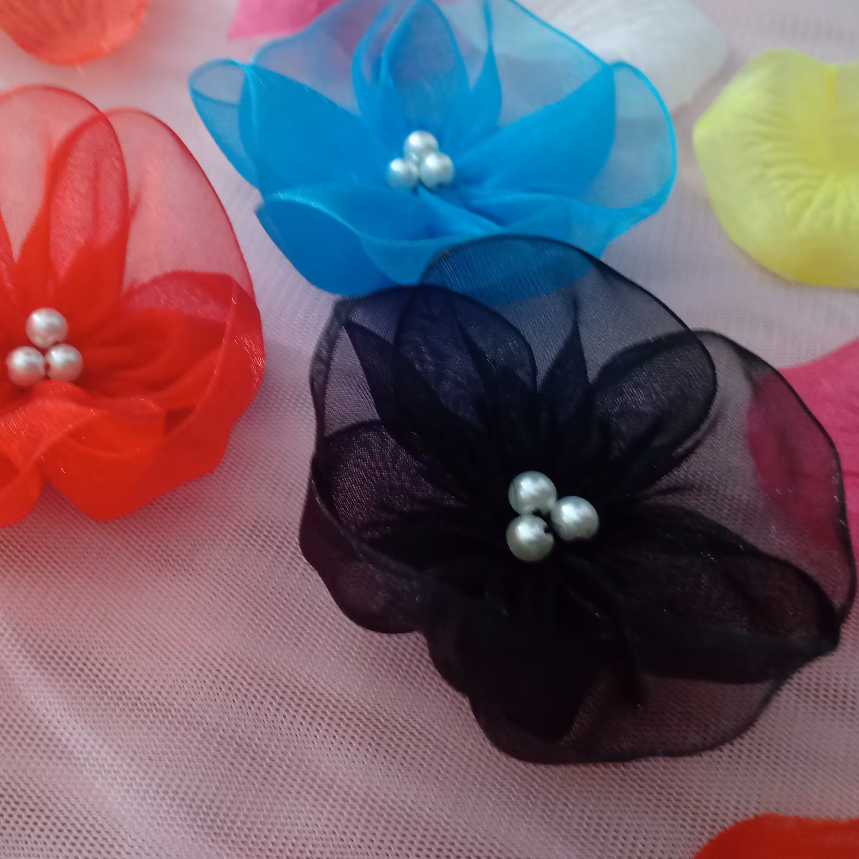 گل تزیینی حریر سیاه قرمز آبی 107