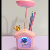 چراغ مطالعه فانتزی کلبه فضانورد جامدادی شارژی نور چهار حالته 