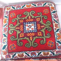 پشتی کوچک دستبافت پشمی بسیار خوشرنگ و با کیفیت  کلیه کار آماده سازی کار دست می باشد 