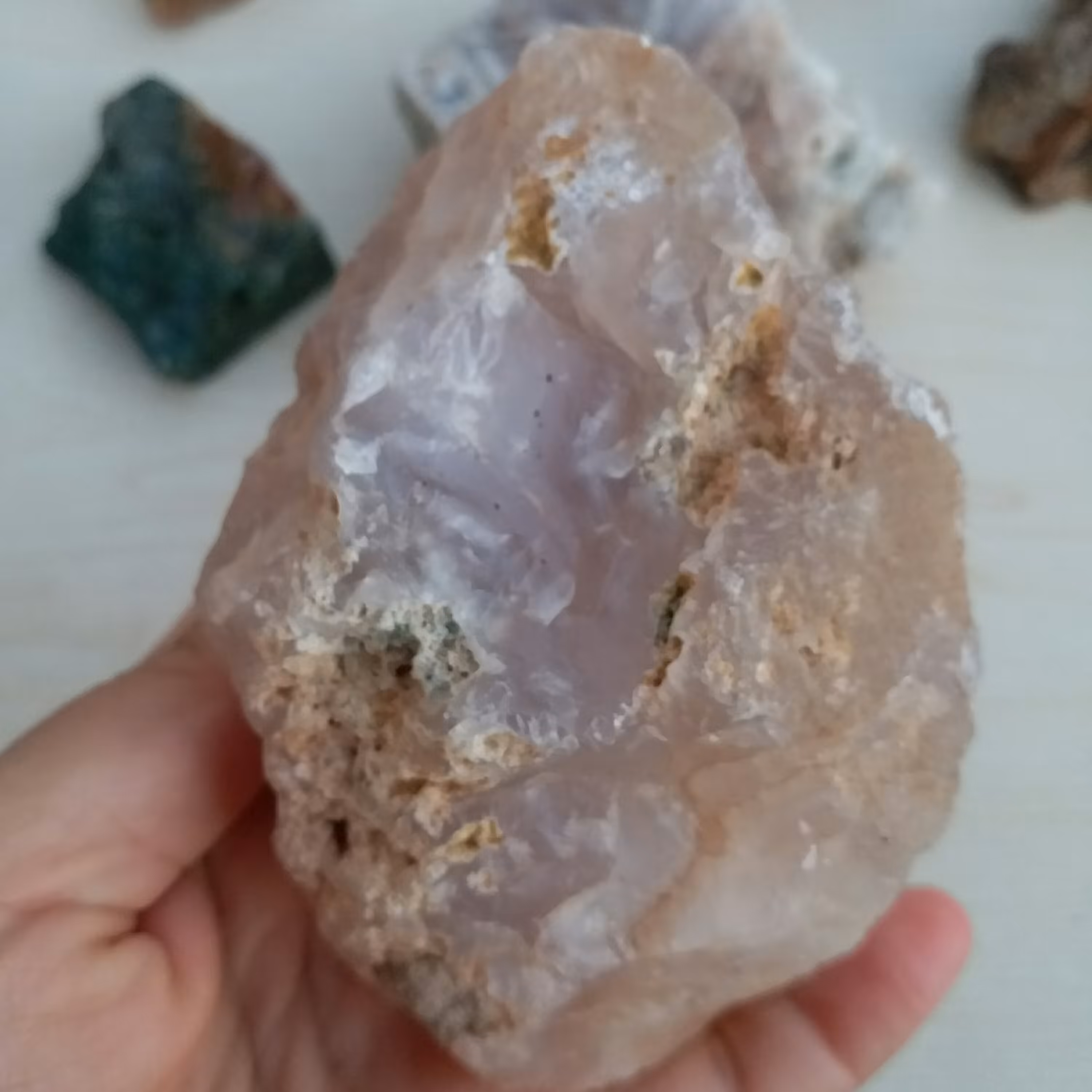 سنگ عقیق صورتی بسیار ناب معدنی و اصل مناسب دکور و ساخت نگین طول 10.5سانت با خواص بسیار سنگ عقیق