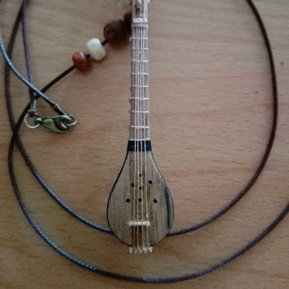 ساز مینیاتوری  چوبی دست ساز.چوب گردو،گلابی،عناب و نارنج نفیس