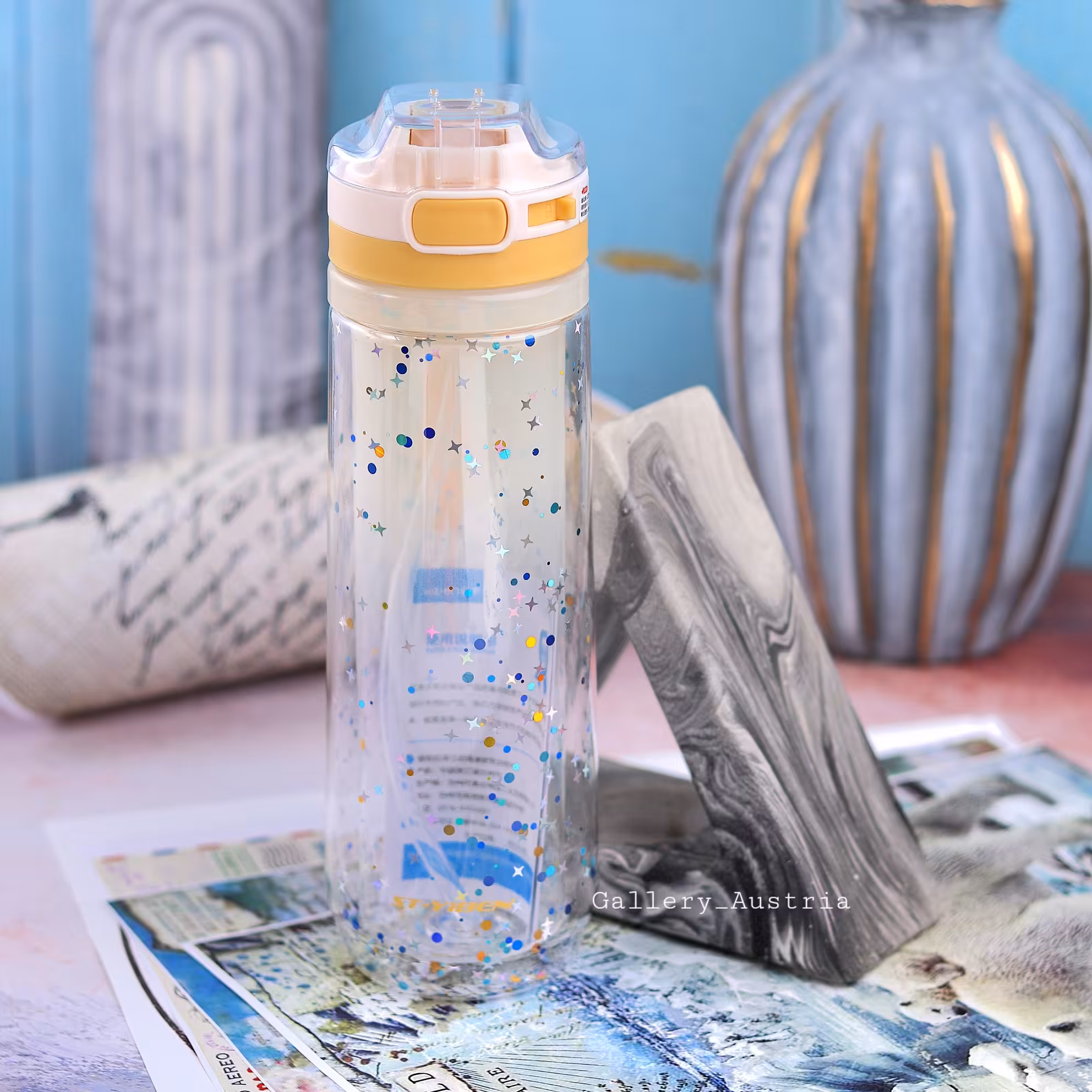 قمقمه آب دوجداره جنس درجه یک و بسیار محکم درب قفل دار به صورت نی 