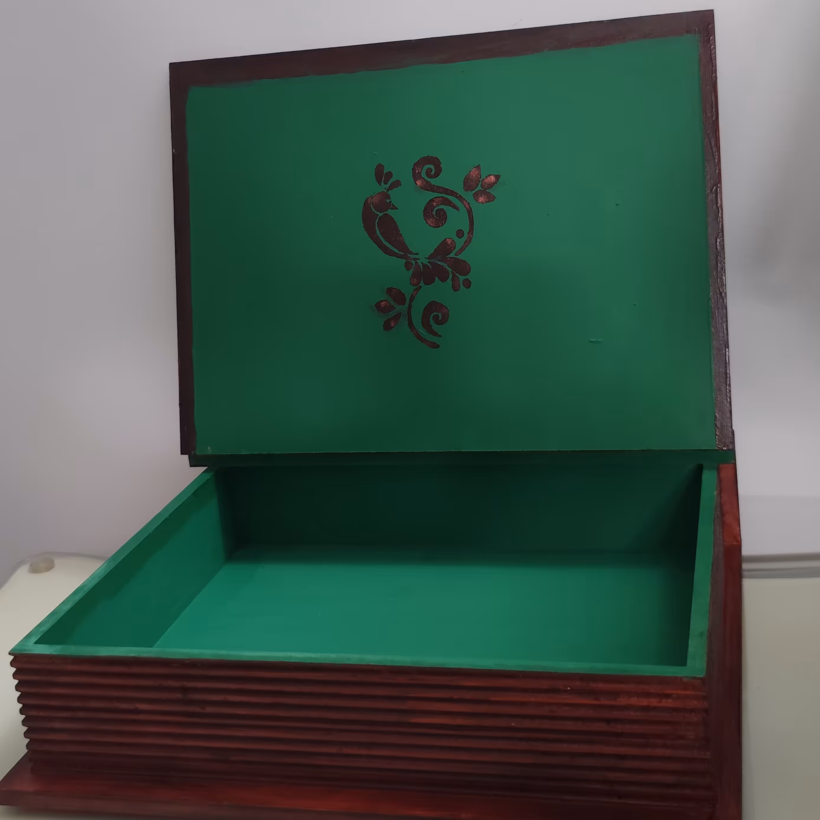 جعبه چوبی مدل کتاب طرح نما منبت مناسب کتاب ،پذیرایی در رنگها ی متنوع قابل اجرا میباشد