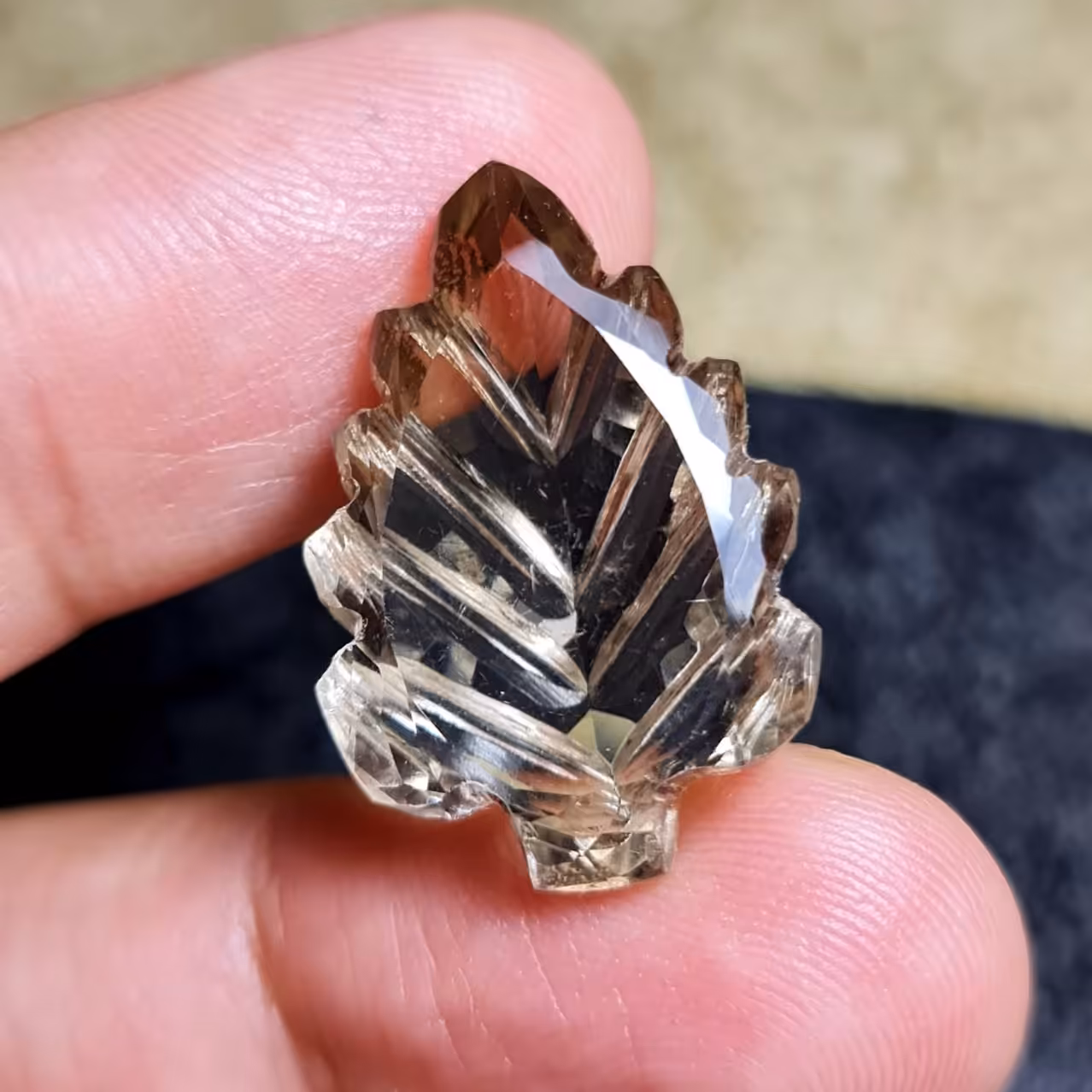  نگین زیبای سنگ کوارتز دودی معدنی آفریقایی با وزن 23 قیراط 
کد  28754
