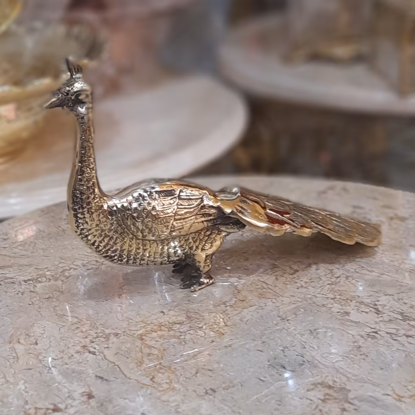 طاووس پر باز برنزی 