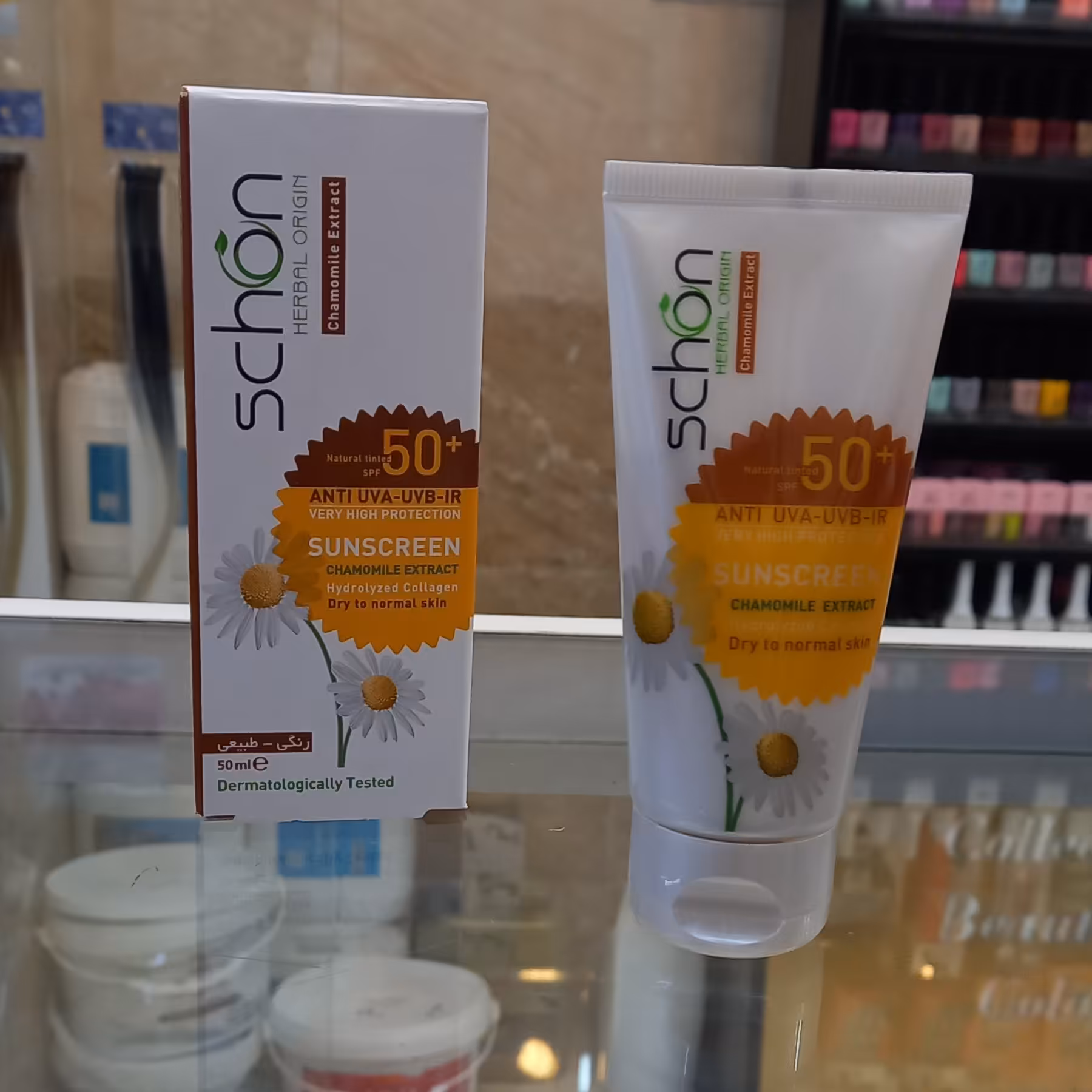 ضد آفتاب شون رنگی برای پوست های خشک و نرمال با spf50 با یک عدد ماسک ورقه ای صورت