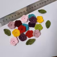 پک 12 عددی شکوفه کوچک بافتنی در رنگهای مختلف