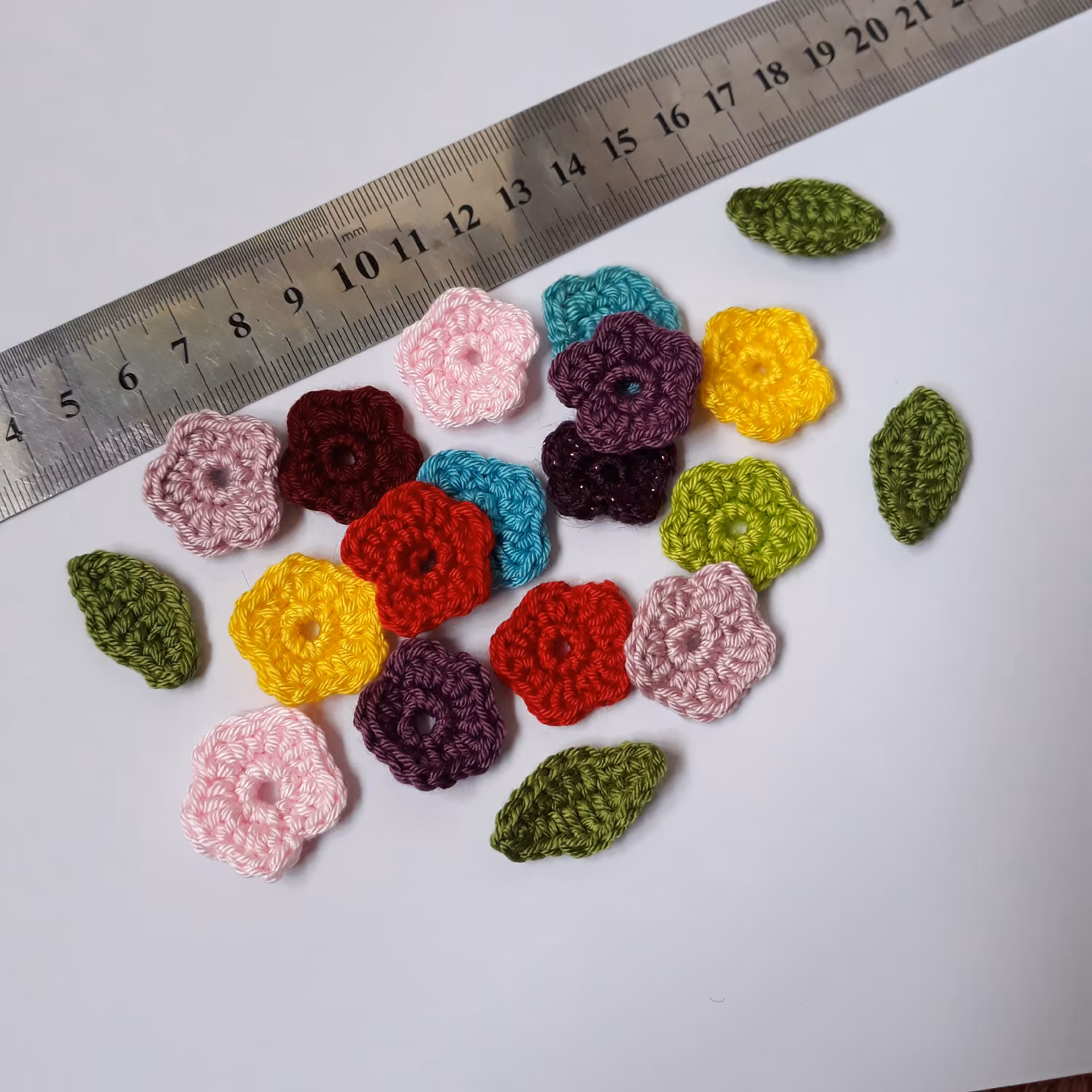 پک 12 عددی شکوفه کوچک بافتنی در رنگهای مختلف