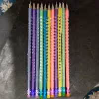 مداد مشکی پاکن دار سه گوش طرح دارRainbow(جنس چوبی)