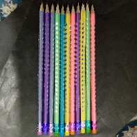 مداد مشکی پاکن دار سه گوش طرح دارRainbow(جنس چوبی)