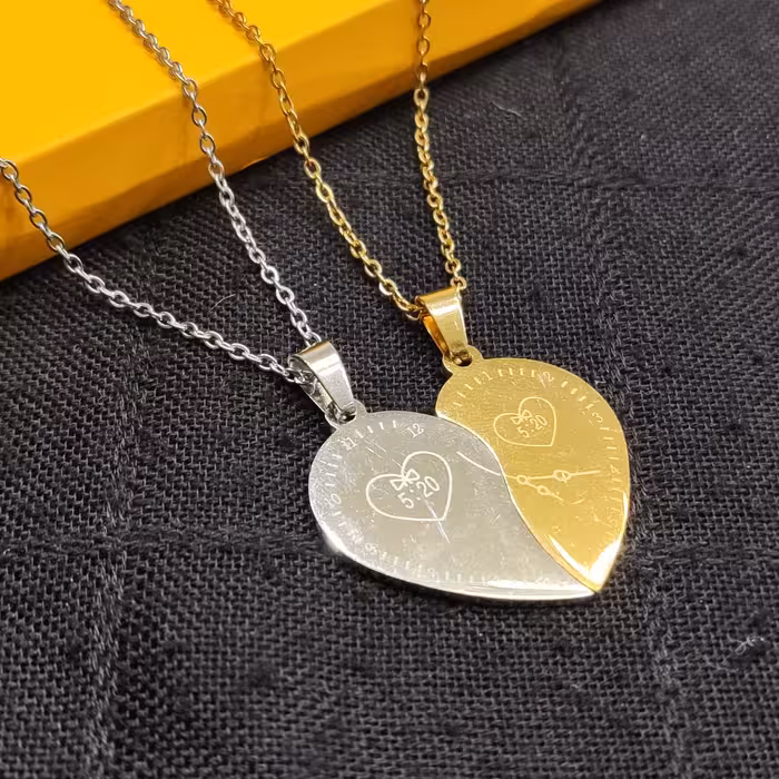 گردنبند ست طرح قلب دو تکه کد 05 خانم و آقا جفتی همراه بازنجیر استیل رنگ ثابت