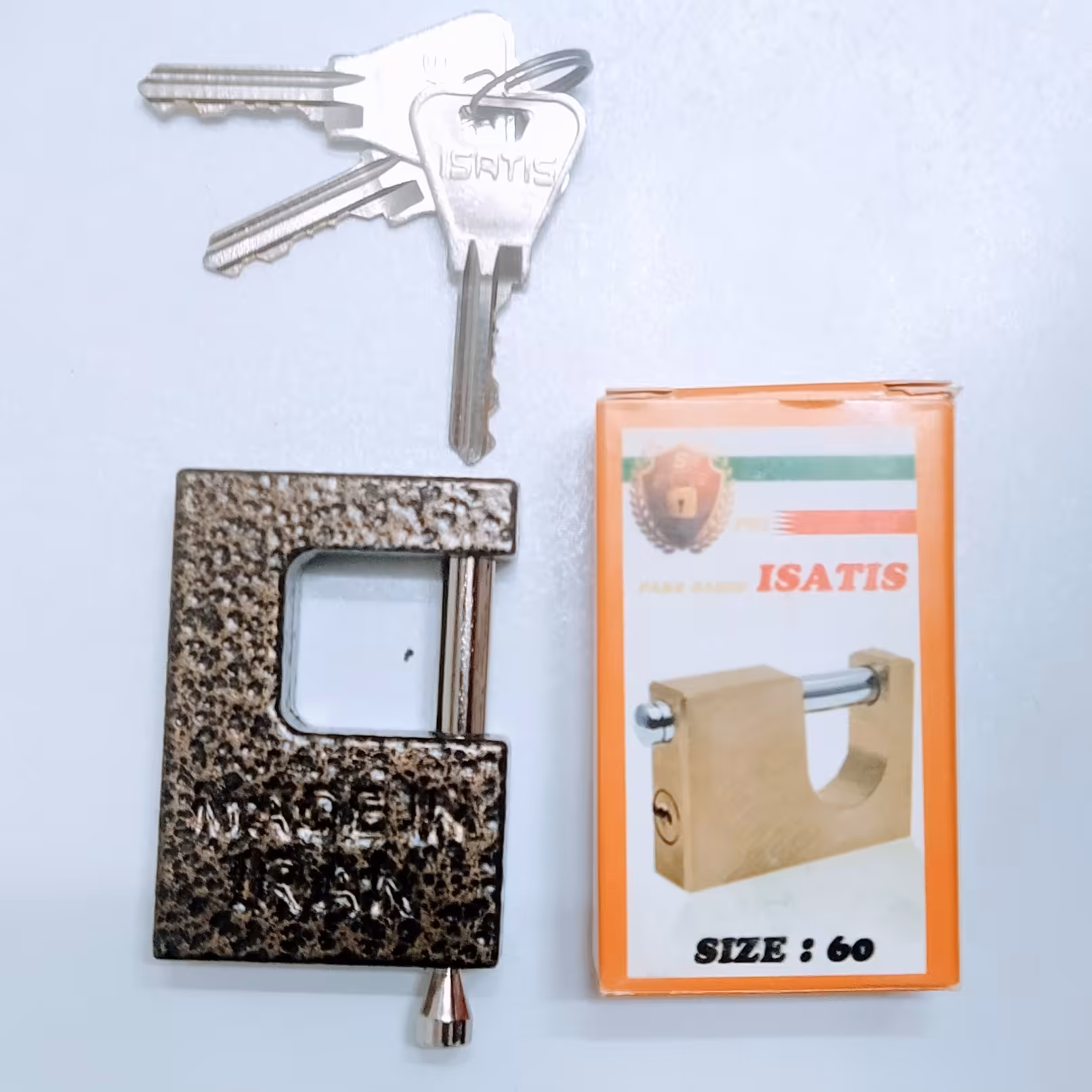 قفل کتابی چکشی سایز 60 برند ایساتیس کلید ساده کلید و مغزی برنج کیفیت عالی