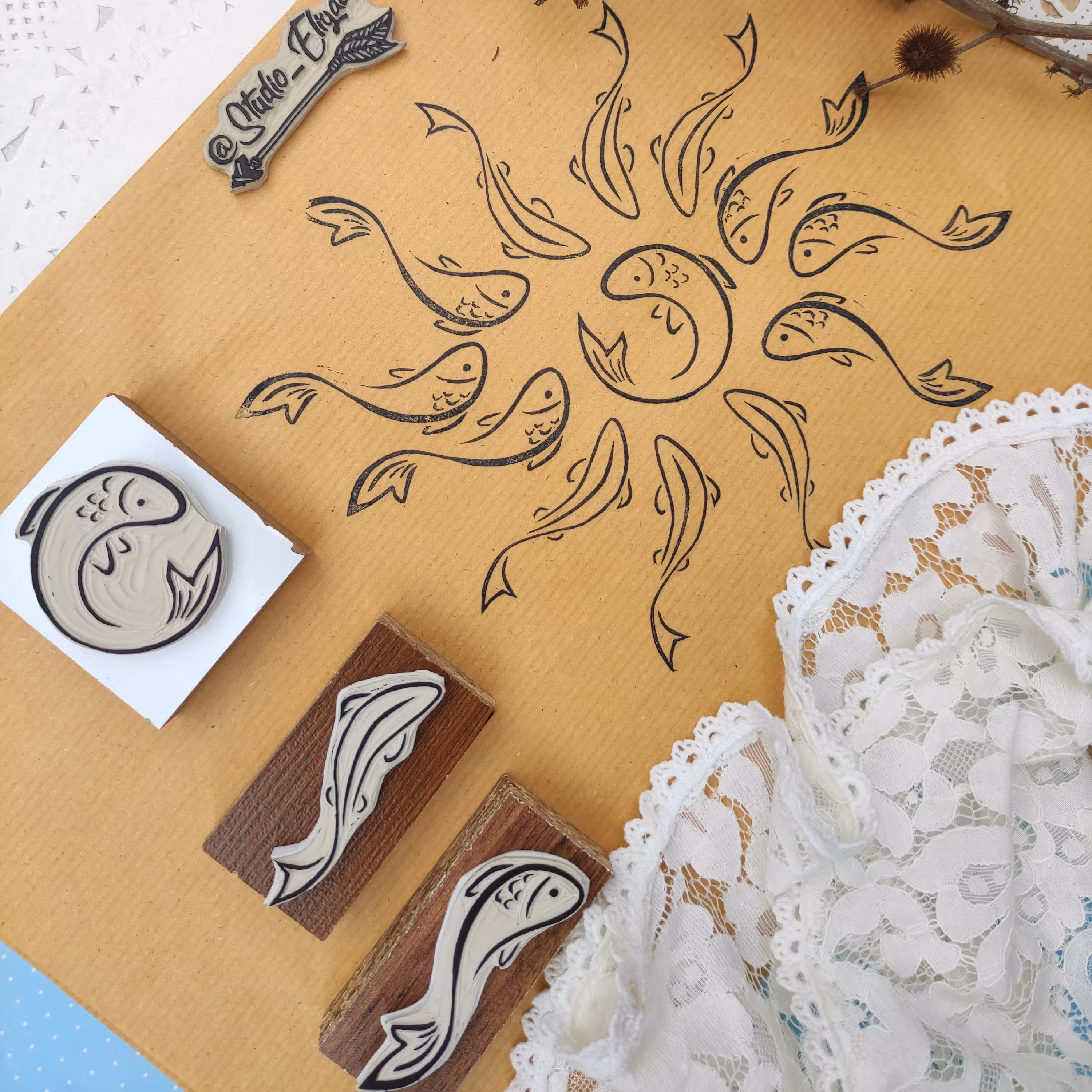 مهر  دست ساز  لینولئوم طرح  ماهی های نوروز(قیمت 1 عدد)