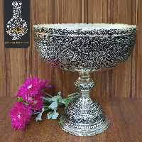 کاسه میوه خوری کعب دار دهنه 26 دستساز قلمزنی گل و طاووس اعلاء سیاه قلم طرح نقره