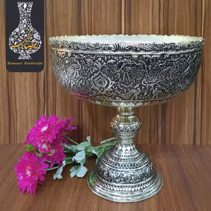 کاسه میوه خوری کعب دار دهنه 26 دستساز قلمزنی گل و طاووس اعلاء سیاه قلم طرح نقره
