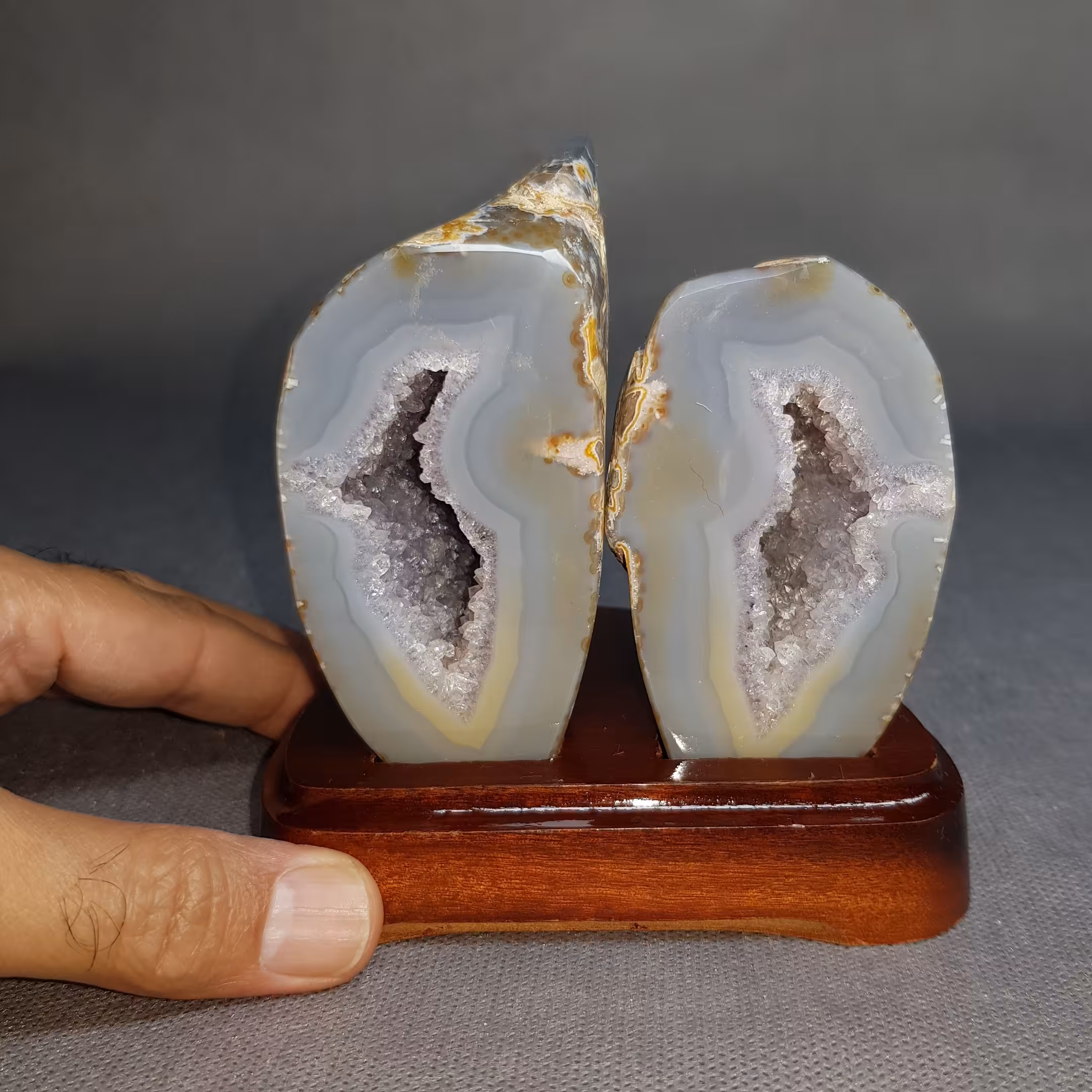 گوهر سنگ ژئود برزیلی روی پایه چوبی نفیس کد 54