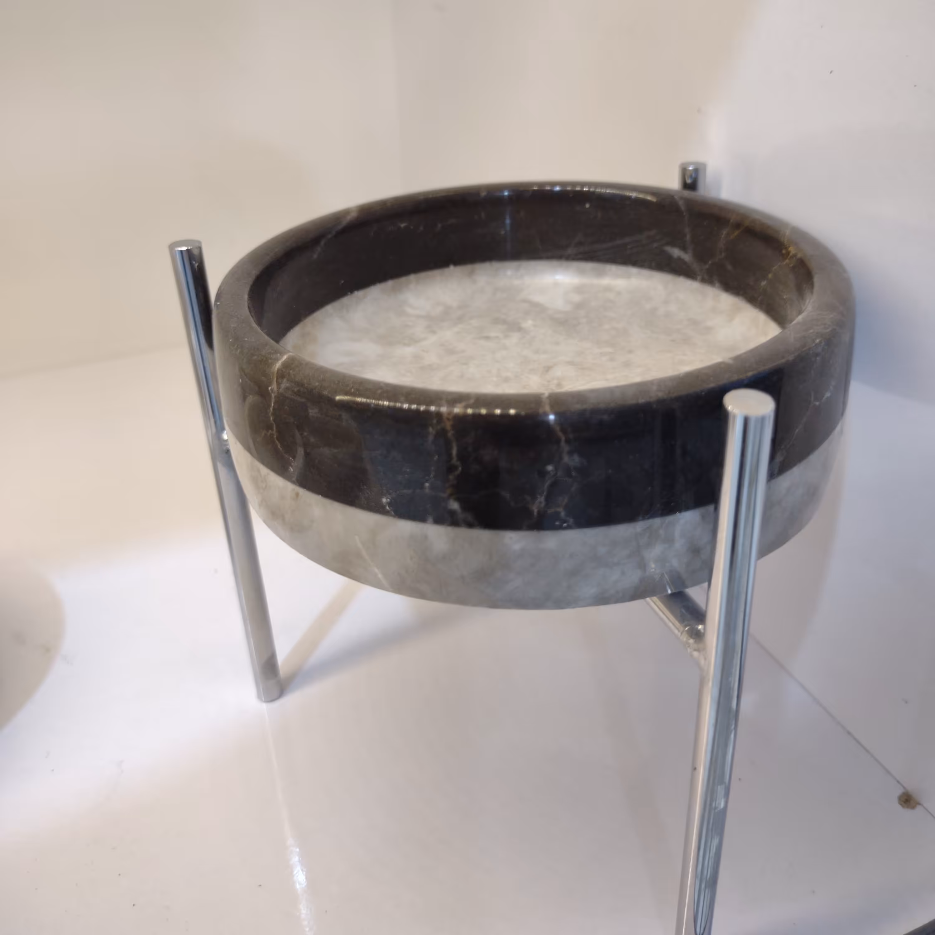 ظرف گرد لبه دار دو رنگ 12 سانتی بدون پایه