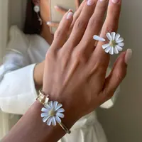 سرویس بابونه طلایی انگشتر دستبند گردنبند گوشواره بابونه