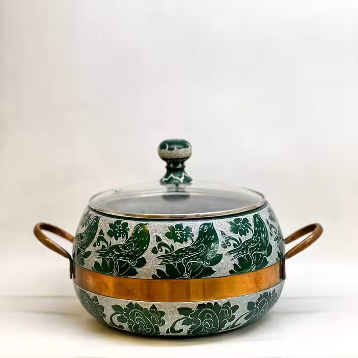 دیگ سنگی با دسته مس قلمزنی شده طرح گل مرغی