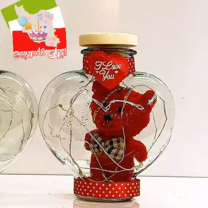 خرس داخل قلب شیشه ای