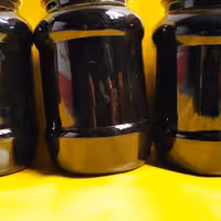 رب انار  خالص و غلیظ از انار دانه مشکی و ترش مزه تهیه شده از کارگاه خانگی بدون ناخالصی و مواد افزودنی